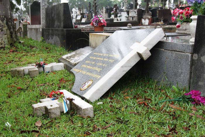 Вандализм на кладбище: в Новороссийске неизвестные разрушили около десятка памятников