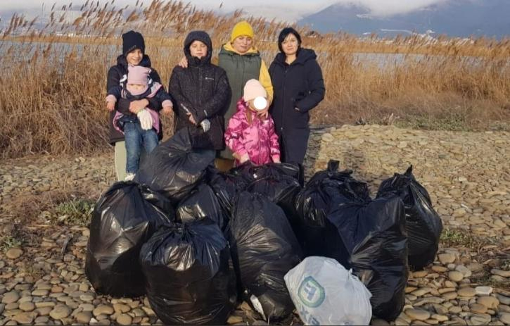 Жители Новороссийска очистили берег Суджукской лагуны от мусора