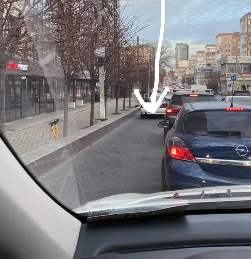 Припаркованные авто мешают ездить по улице Энгельса в Новороссийске