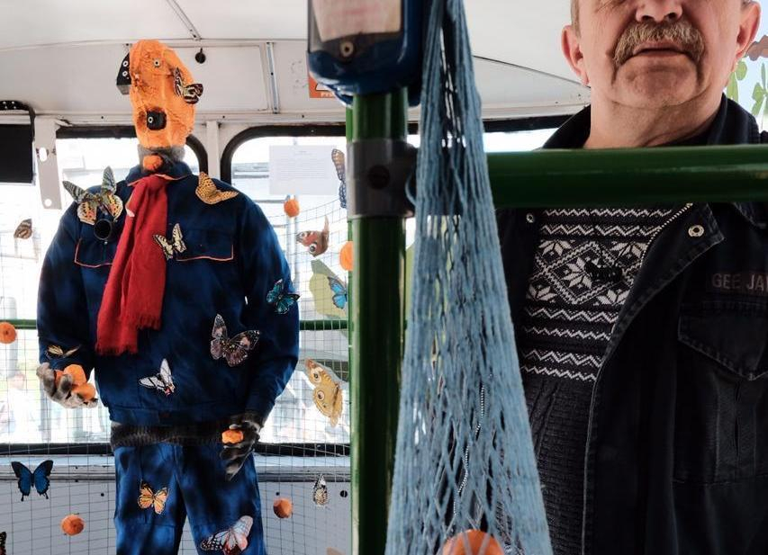 Человек-мандарин, кокон и бумажные самолетики встречают пассажиров в новороссийских троллейбусах